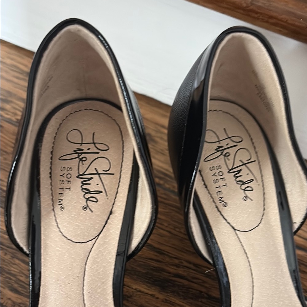 Life Stride Black Heels Classic Pointed-Toe Pumps, size 6 - Picture 3 of 8